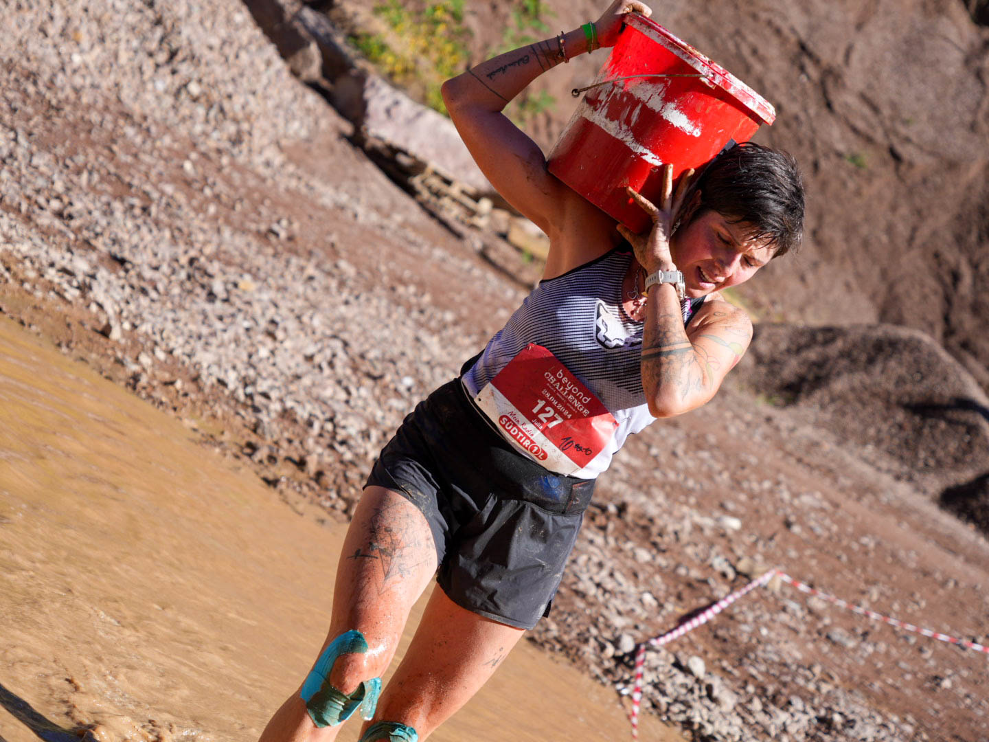 Pro-Challenge Athletin beim Bucket Carry